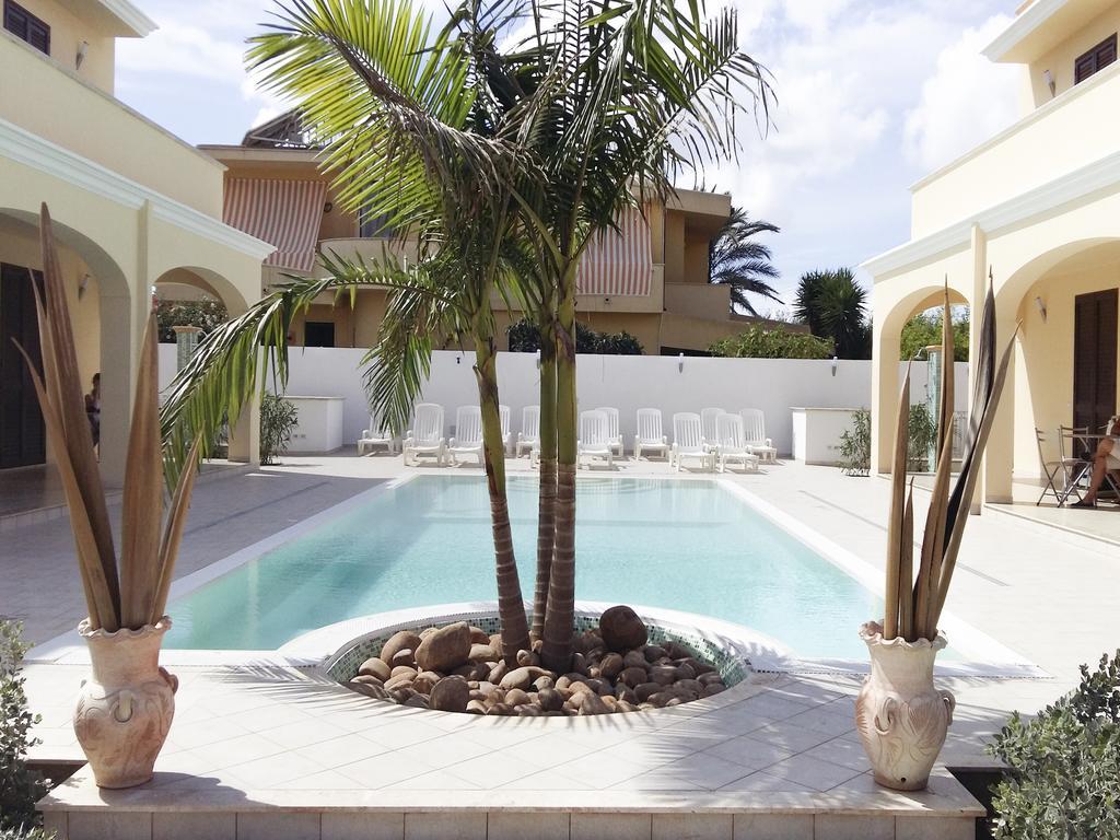 Oasi Tortuga Residence Piscina E Barbecue H24 Мадзара дел Вало Стая снимка